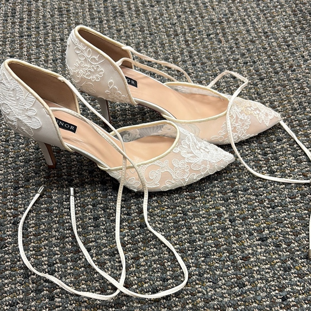 Erijunor CreamClassic Heels with Ankle Strap